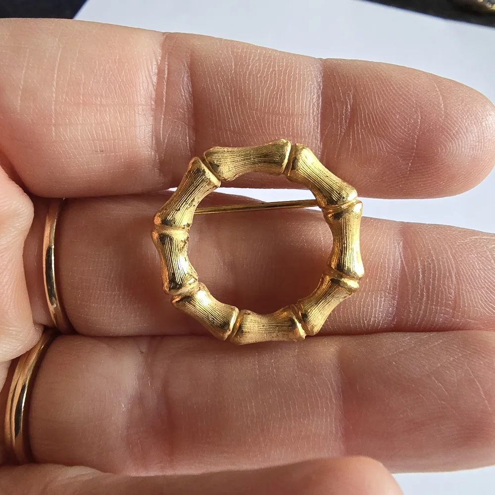 Vintage bamboo circle brooch gold tone pin